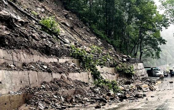 Landslides Cause Traffic Disruptions on NH-10 Connecting Sikkim and West Bengal