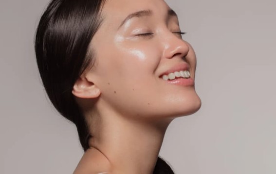Youngsters Pursue 'Glass Skin' Trend, Ignoring Dermatologists' Warnings
