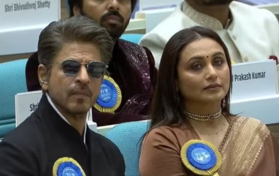 Shah Rukh Khan Holds Rani Mukerji