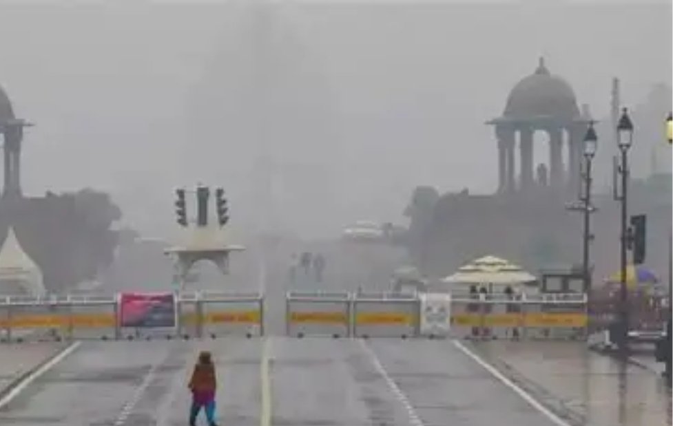 Delhi Wakes Up to Chilling Morning as IMD Issues Yellow Alert