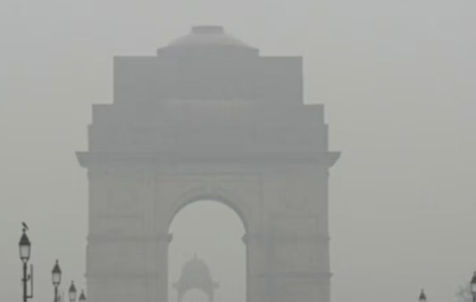 Delhi Weather Today: Cloudy Skies, Fog Likely as Temperatures Dip; AQI Remains ‘Poor’