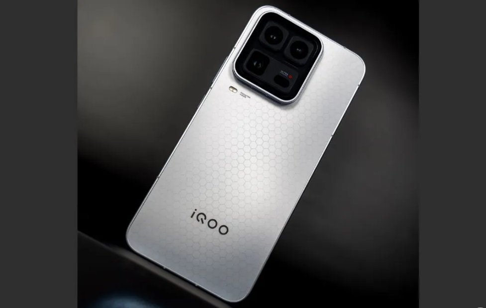 iQOO 15 Ultra Launch in India Not Likely? Here’s What We Know