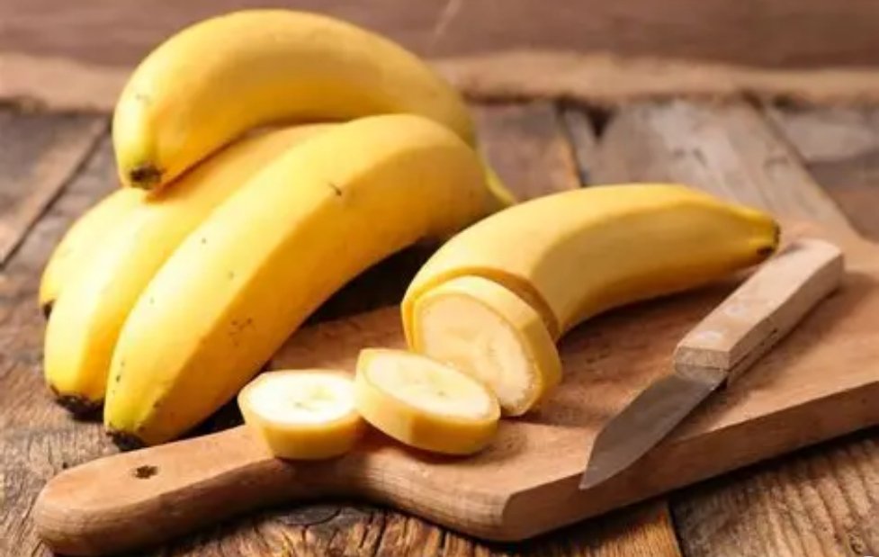 What Eating a Banana First Thing in the Morning Does to Your Body