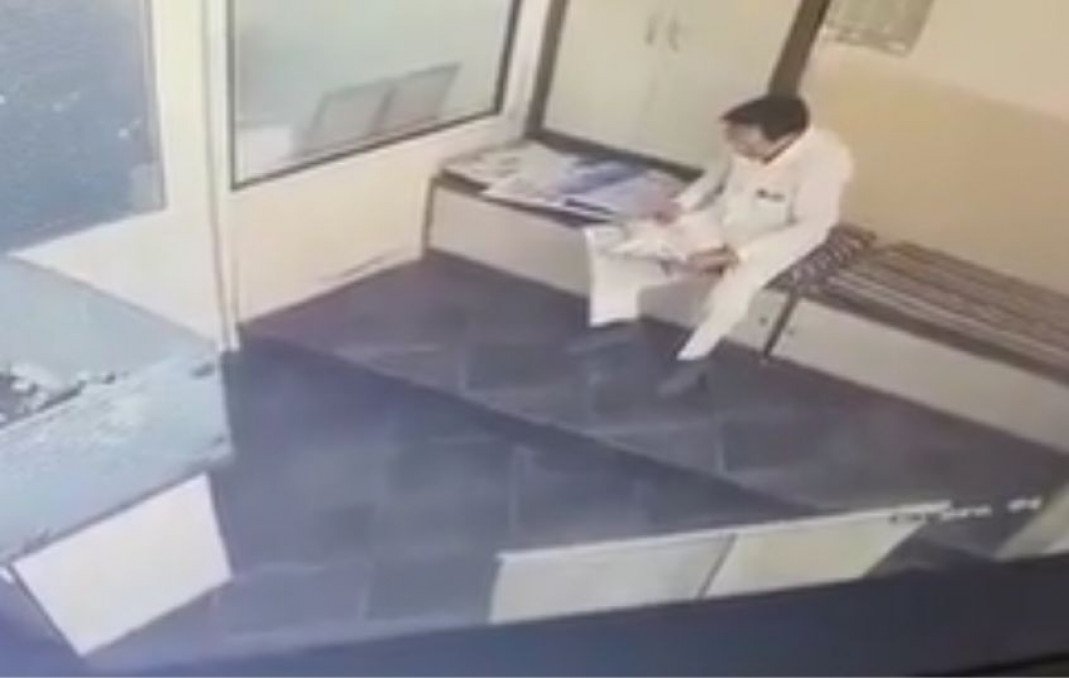 Businessman dies while reading newspaper
